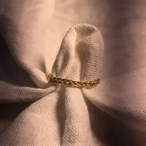 ~Matilda~ - Matilda är ett bra val för dig som gillar lite mindre ringar men också med lite mer detaljer. Matilda är gjord av en guldfärgad metalltråd i ett fint flätat mönster. 71kr med frakt 🚚 