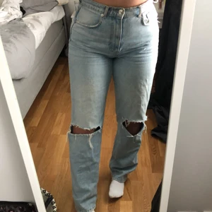 Ginatricot 90’s jeans - Jeans med hål i knäna från Ginatricot i storlek 38, säljer pga knappt använda men annars så fina!