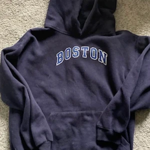 Marinblå hoodie - Säljer denna mörkblåa hoodie från okänt märke, köpt här på Plick men säljer vidare då den inte passade mig. Den är i nyskick och har inga tecken på användning💙 frakt 66kr spårbar. Budgivning vid flera intresserade