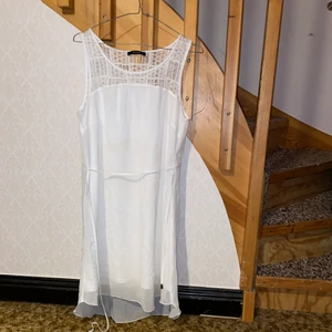 vit sommarklänning  - Har används 1 gång  och den är i bra skick. Original priset är 300kr ! 