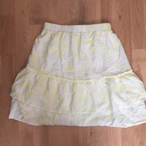 Söt gul och vit färgad kjol från Cubus 