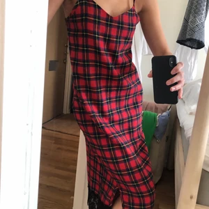 Rutig klänning med spetsdetalj  - Så fin rutig klänning med spets längst ner!! Passar en XS/S! (ALDRIG ANVÄND)