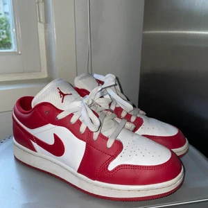 Jordan 1 Low Gym Red White  - Jordan 1 Low skor i färgerna röd och vit. Säljer dem för att jag inte kan använda dem längre, pågrund av att de är för små i storleken. 