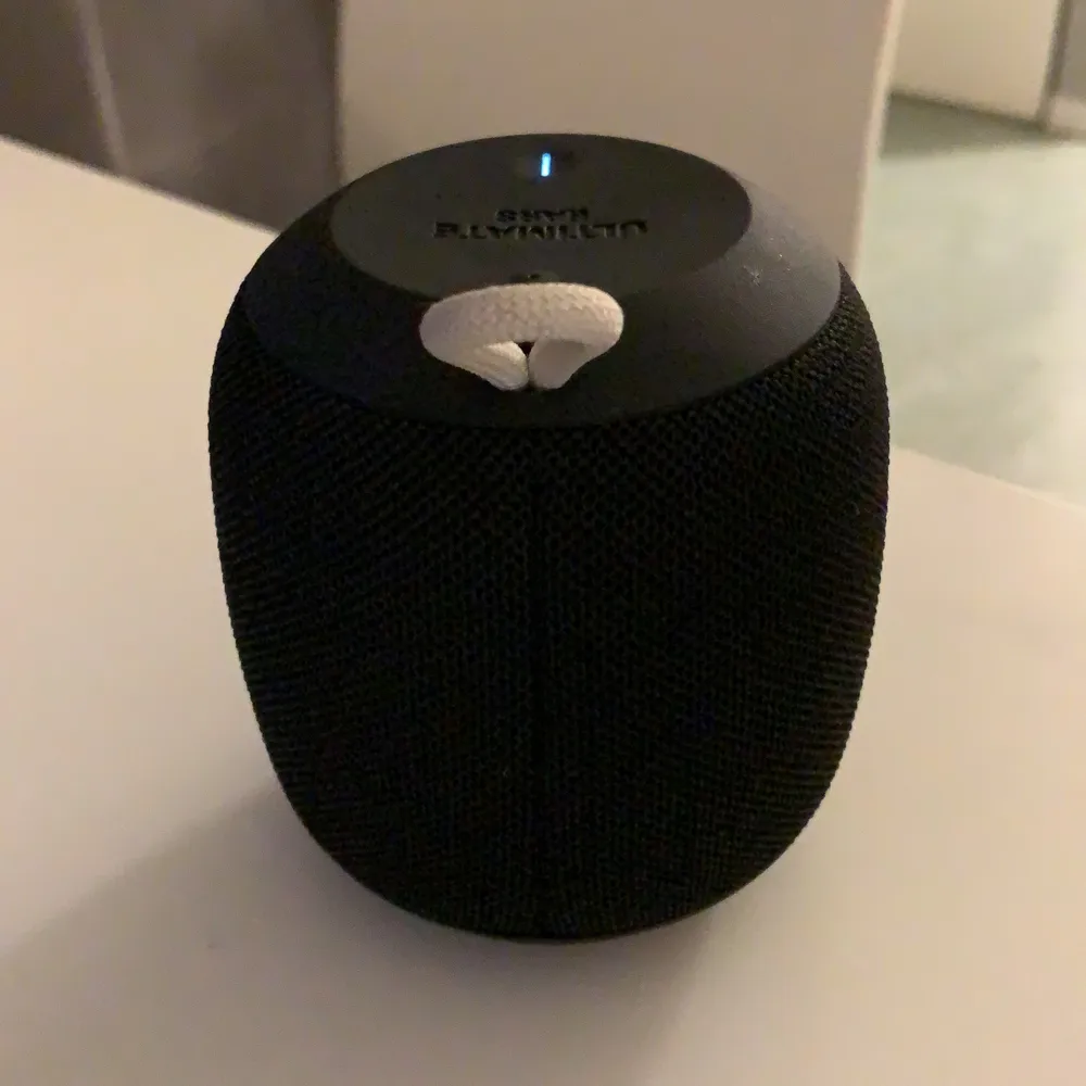 Hej, säljer min fullt fungerande/nästan helt nya Wonderboom 1 eftersom jag ska köpa Wondeeboom 2. Den connectar supersnabbt med Bluetooth och har väldigt hög ljud kvalite samt helt vatten och regntålig.           Laddarsladd medföljer Klarar av att bli tappad i pool då den flyter. Köpt på Elgiganten för 999kr. Övrigt.