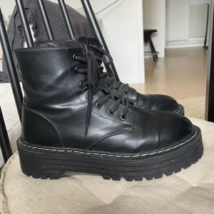 Boots - Svarta boots från Pull&Bear. Sparsamt använda. Köparen står för frakten.