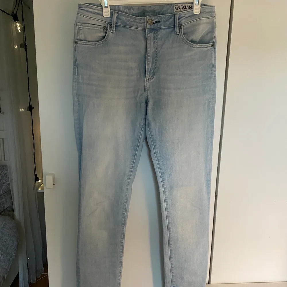 Snygga jeans från Crocker i strl 33/34, fint skick!🤍 Säljer för 100kr + frakt✨. Jeans & Byxor.