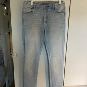 Snygga jeans från Crocker i strl 33/34, fint skick!🤍 Säljer för 100kr + frakt✨