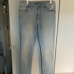 Ljusa jeans - Crocker - Snygga jeans från Crocker i strl 33/34, fint skick!🤍 Säljer för 100kr + frakt✨