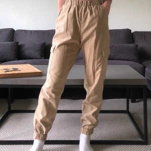 Byxor - Beiga byxor från H&M, storlek 36. Andvända fåtal gånger, fint skick. 