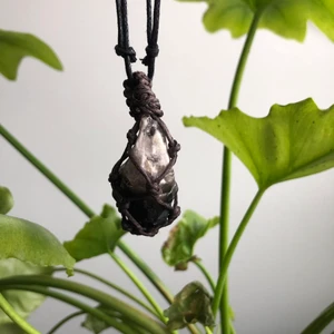Ametist Halsband  - Handgjort makramé halsband! Tillverkad med svart och mörkbrun vaxad bomullstråd och ametist chevron. Bandet är även justerbart! Alla kristaller jag säljer är äkta. Skriv till mig privat om du har frågor🦋 (fraktkostnad: 12kr) 