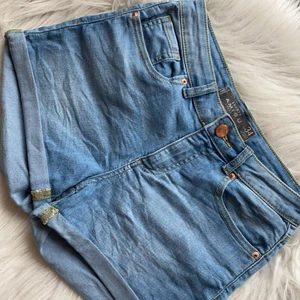 Ljusblå shorts , använda fåtal gånger !  - Ett par ljusblå shorts, sitter fint bak till och är stretchiga. Säljer pga att det är för små för mig ! ⚡️💞🤪 frakt pris tillkommer 