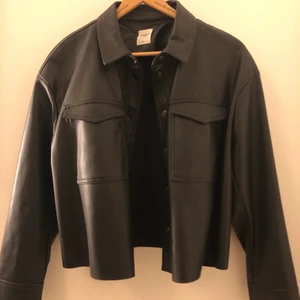 skitsnygg skinnjacka  - skitsnygg skinnjacka från only, endast andvänd 1 gång, den är ganska liten i storleken, den är st 40🤍köpte ny för 500 och säljer den för 190🤍