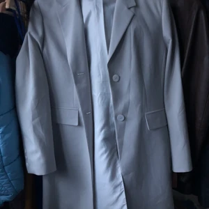 Kavaj - Skit snygg kavaj som är köpt på humana. Andvändt 0 gånger:) köparen står för frakt❤️