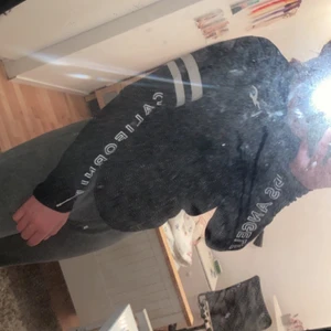 Hollister  - Hollister tröja . Super fin och inte alls använd Max 5 gånger. Köparen står för frakten.. köpt för 350kr