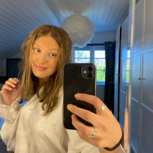 Linne skjorta  - En superfin linne skjorta från Gina tricot, jag är en XS/S men den passar mig🤎