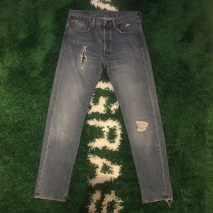 Levis jeans 501 light blue - Size: W 32 L 34. Waist 43 cm. Length 108,5 cm. Leg width 17 cm. Condition 6/10. 200 sek / 20 €. Buyer pays the shipping cost. For more information please go visit @xhibitshop on instagram.