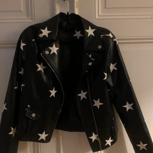 As cool jacka med stjärnor!! - As snygg ”skinnjacka” (ej äkta skinn) med stjärnor🌟💕Super trendig och perfekt nu till sommaren! Kontakta vid intresse😊💕