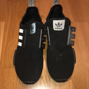 Adidas NMD Sneakers - Sizes: 41 1/2, OK Skick, små fläckar som syns med blixt på kameran, saknar skosnören. Vi köp står köparen för frakt!!! Priset kan diskuteras👍🏼