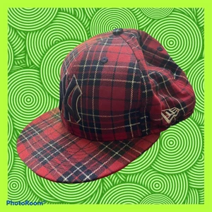 NY y2k keps - Fett snygg keps i bra skick. 52 cm omkrets, storlek 6 1/2. Rekommenderas till barn i åldrarna 7-11. Det finns två frakt alternativ: 24 kr oskyddad frakt eller 48 kr och kepsen är skyddad under fraktens gång!