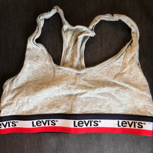 Topp - Grå Levis topp/bh som knappt kommit till användning. Den är superskön och perfekt till sommaren:) 