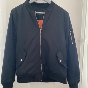 Bomberjacka - Svart bomberjacka i strl. 40. Använd i bra skick. Kan fraktas, köparen står för kostnaden.