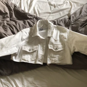 Jeans jacka - Croppad jeans jacka från Zara i storlek xs men skulle säga den är för stor för xs