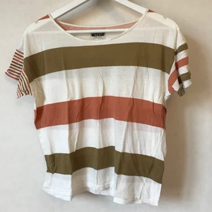 Randig tröja, Weekday, XS-S - T-shirt med bruna och gröna ränder i olika storlek på ärmarna för fin effekt. Passar XS eller S. Mjuk och skön i 100% bomull!   Kan mötas i Stockholm eller skicka mot fraktkostnad! ✨🌸✨