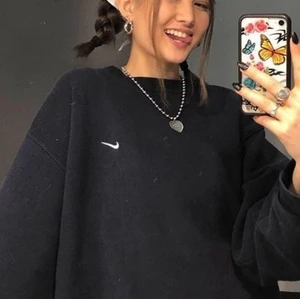 Röd nike sweatshirt  - Populär Nike vintage sweatshirt! Bra skick!:)