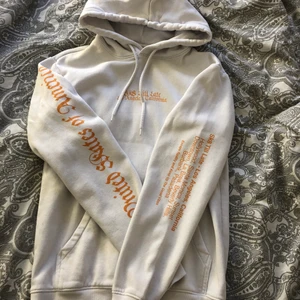 hoodie stl XS - en sjukt ball hoodie från H&M! knappt använd och väldigt bra skick. köpt för 250kr och mitt pris 50kr +frakt men priset kan diskuteras☺️ stl XS