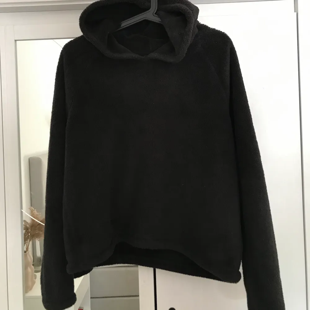 Supermysig svart teddie- hoodie från GinaTricot. Endast använd ett fåtal gånger. Supermysig och supervarm. . Hoodies.