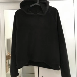 Hoodie  - Supermysig svart teddie- hoodie från GinaTricot. Endast använd ett fåtal gånger. Supermysig och supervarm. 