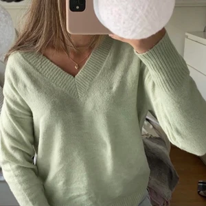 Grön stickad tröja  - En ljusare pastell grön stickad tröja från New Yorker. Max använd 5 gånger och i bra skick. Storlek S.⚡️ 70kr + frakt