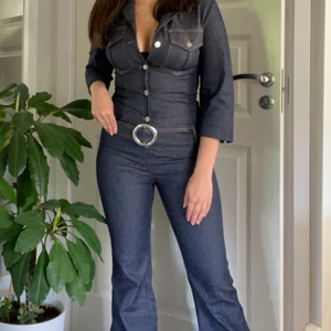 Jumpsuit - En jumpsuit som är köpt från sellpy, betalade 250. Märkt som M men den sitter lite för tight på mig som är en S. Så skulle passa XS eller liten S.  