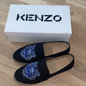 Kenzo Paris Skor - Aldrig använd då jag köpte fel modell. Äkta köpta på farfetch (Kvitto Finns). Storlek 39 men passar 38/39 då jag har 38. Ny pris 1700kr. Säljer för 1300 kan gå ner i pris vid snabb affär. 