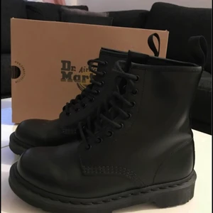 Dr. Martens  - Nya Dr. Martens 1460 Mono i strl 38