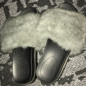 Gråa päls tofflor strl 37 passar också 38 - Gråa päls tofflor vet ej vart dom kommer ifrån har haft dom i 1år och är använda 4ggr☺️