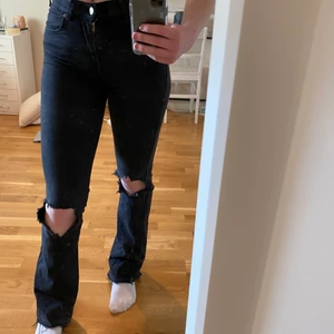 Bootcut jeans - Jättefina bootcut jeans från dr.denim o köpta på carlings, köpte 2019 men de är snyggt slitna. Köparen står för frakten💕