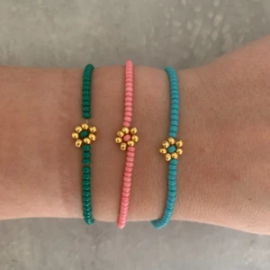 Handgjorda armband!❤️ - Jättefina armband till sommaren❣️ ett armband för 20kr och 3 st för 50kr. Armbanden är gjorda med elastisk tråd: Det går bra att önska färger då jag har fler än vad som visas på bild💗