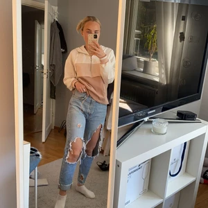 Trasiga jeans - Säljer dessa coola jeans då det inte riktigt är min stil, men riktigt snygga nu till sommaren!!🤩  stolek S