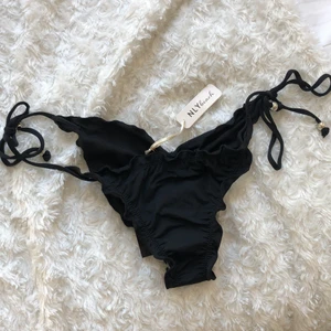 Ruffle Brazilian Panty - Återpublicerar pga oseriös köpare  Säljer denna super populära och slutsålda bikiniunderdel från Nelly. Storlek M men skulle men funkar 34/38 skulle jag säga!