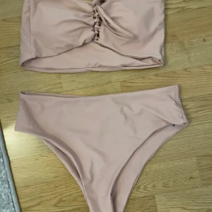 Helt ny bikini  - Helt ny bikini i strl m, högmidjade trosor.  mer rosa färg i verkligheten 