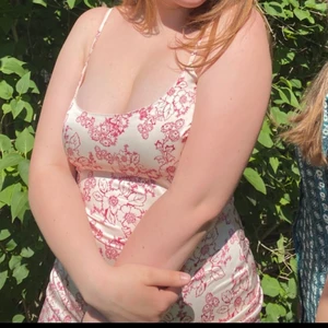 Klänning från missguided - Klänning från missguided med blommor, anvönd endast förra midsommaren