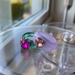 Ringar💜💚💗 - Ringar med stenar, lila med rosa hjärt sten💜grön med magenta sten💗15kr/st