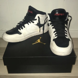 Jordan Access Mids - Jordan Access Mids, Storlek EUR 35 nästan Oanvända så dem är i väldigt bra skick. Vita skor med en svart rand. Står ”JUMPMAN.” På tungan av skon. Det var den detaljen som fick mig att köpa skorna. Ordenarie pris var 850kr Kontakta för fler bilder. Tvättar gärna dem innan jag postar🤗📦