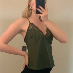 Skogsgrönt linne från Hunkemöller, satin & spets - Superfint satinlinne med spetsdetaljer✨ Aldrig använt, lapparna sitter fortfarande kvar! Frakt tillkommer på 66kr 🤍