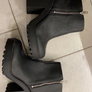 Boots - Oanvända boots från HM, säljes pga för små. Väldigt bekväma! Köpare står för frakt.