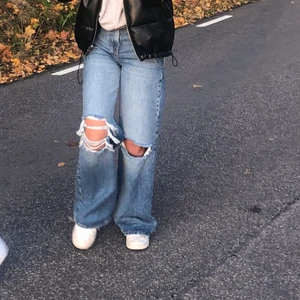 Gina tricot jeans - Dessa fina vida jeans från Gina tricot! Säljer för 300+frakt  (nypris 600). Storlek 32. Skriv privat om du är intresserad💕