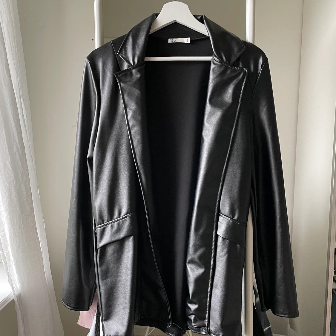 Blazer i skinnimmitation  - 90