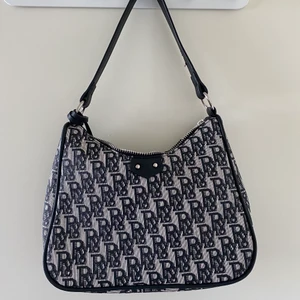 Väska - Säljer den fina väska då den inte kommer till användning. Frakt ingår ej.