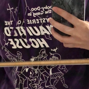 HOODIE M TRYCK - strl S från h&m, liten i strl så den passar xs- en liten s. Aldrig använd❤️